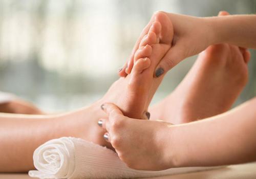 脸上长痘痘刮痧刮哪里 脸上长痘痘按摩哪里