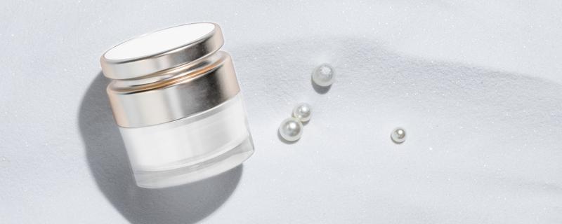 涂完面霜脸有点火辣辣怎么办 涂面霜之前要涂水乳吗