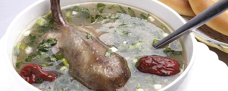 鸽子焯水会不会没有营养了 鸽子营养好还是老母鸡营养好