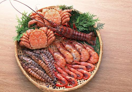 感冒喉咙痛可以吃海鲜吗 为什么吃了海鲜喉咙痛