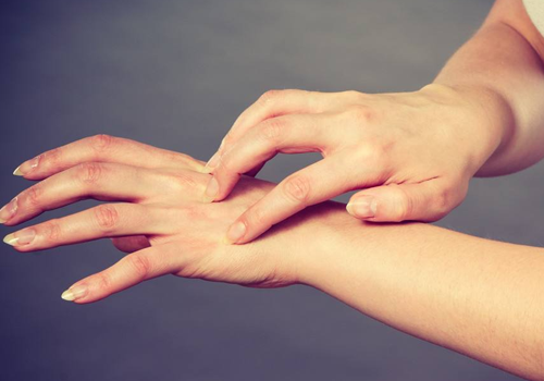 荨麻疹可以用冰块敷吗 最好是用这些药方外敷治荨麻疹！