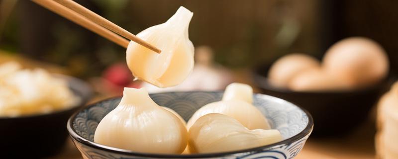 糖醋蒜发绿是怎么回事 糖醋蒜发绿了能吃吗