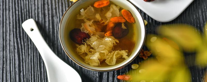 银耳汤吃了是上火的还是下火的 银耳怎么做清热去火
