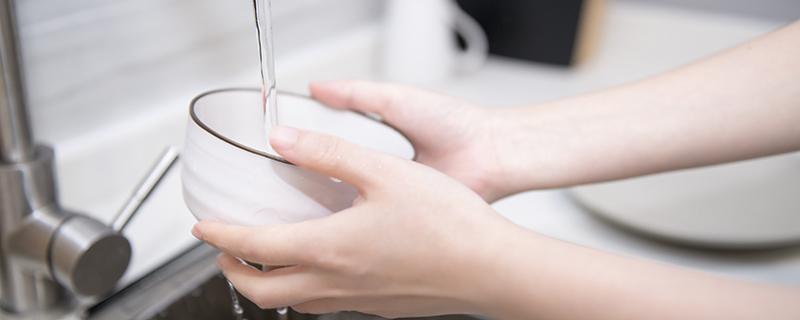 刷碗的时候84和洗洁精能一起用吗 洗洁精刷碗对人体有害吗