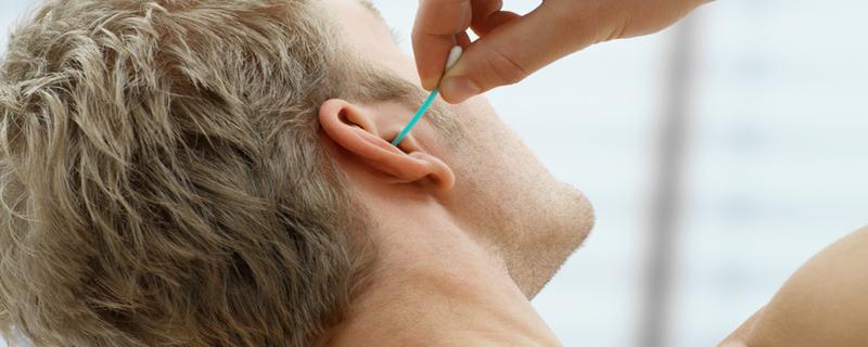 用酒精棉签掏耳朵可以吗 用酒精棉签掏耳朵的危害