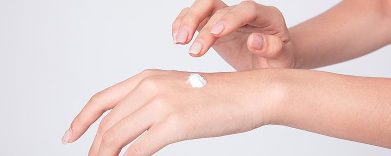 晚上涂护手霜可以戴一次性手套吗 涂护手霜戴一次性手套多久