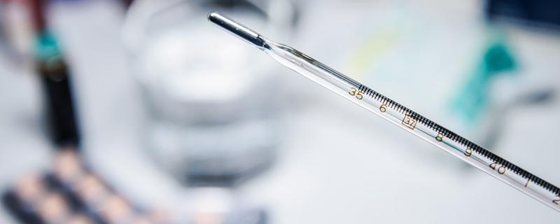 如何判断是否在退烧 没有体温计怎么测宝宝体温