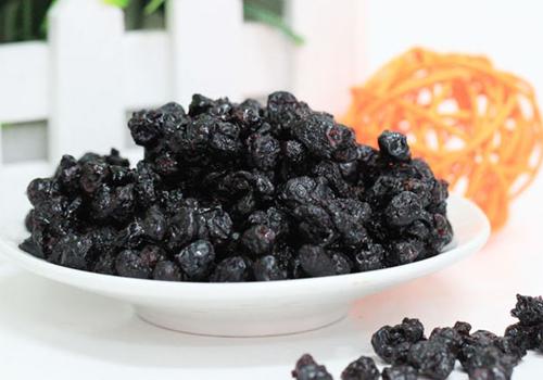 蓝莓干和黑加仑的区别 蓝莓干和黑加仑哪个好