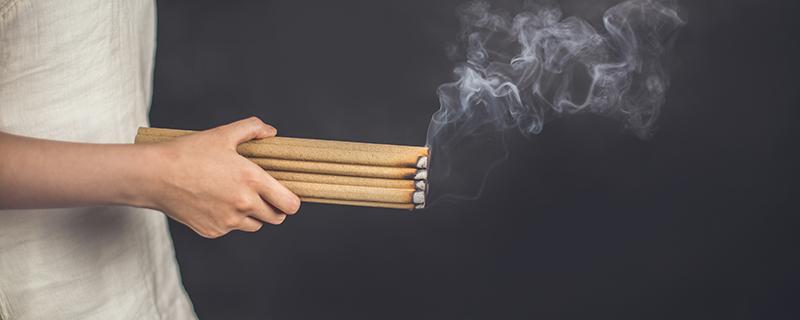 艾灸耳朵的排毒反应 艾灸耳朵后为什么出水