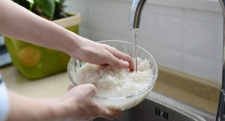 淘米水洗头发的功效与作用 用淘米水洗头需要烧开吗