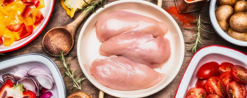 鸡胸肉煮多久可以熟 鸡胸肉没煮熟吃了会怎么样