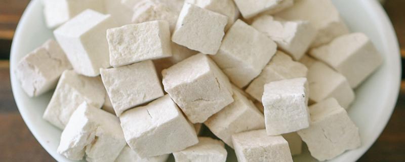 白茯苓泡水一次放几块 白茯苓泡水喝能治脱发吗