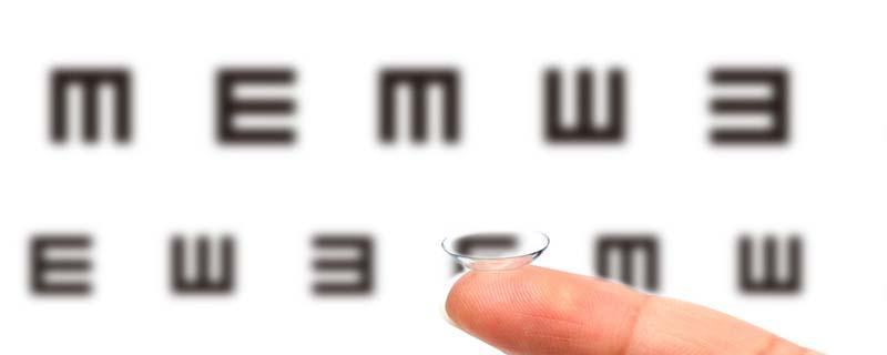 隐形眼镜泡水里一夜还能带嘛 隐形眼镜泡多久可以戴