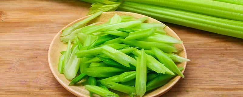 西芹炒多久才算熟 西芹炒的时候用不用焯一下