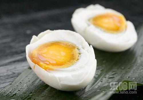 怎么分辨咸鸭蛋好坏 为什么咸鸭蛋的蛋黄会流油