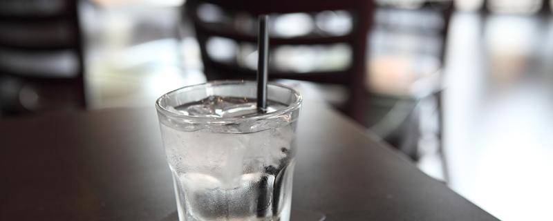 女生经常喝苏打水的好处 一天一瓶苏打水对身体好吗