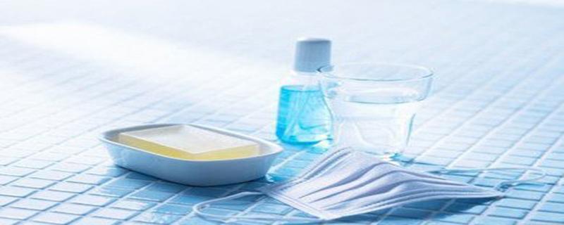 漱口水含酒精好还是不含酒精好 漱口水为什么加酒精