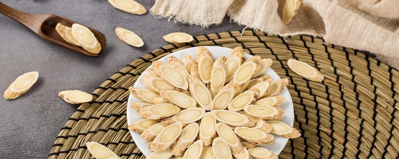 夏季喝黄芪水搭配什么最好 黄芪泡水冬天喝好还是夏天喝好