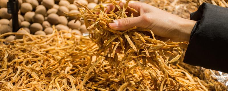 干黄花菜要泡多久才能吃 干黄花菜与鲜黄花菜哪个更营养