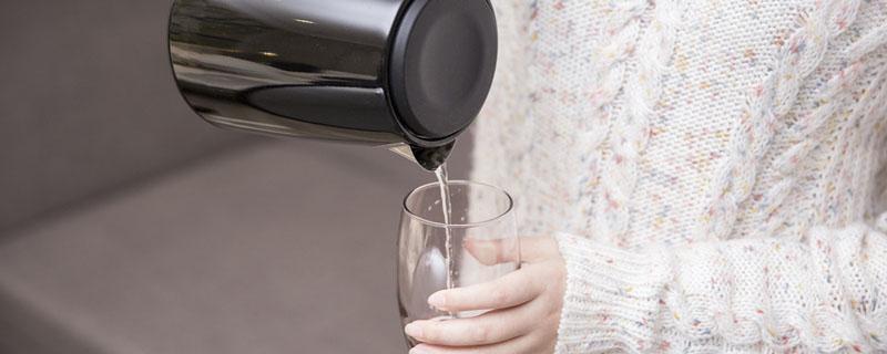 水壶烧开有白色水垢是怎么回事 水壶有水垢还可以喝吗