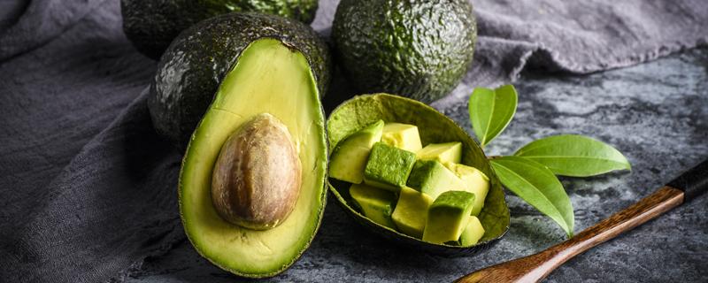 牛油果什么颜色是熟了 熟牛油果切开什么颜色