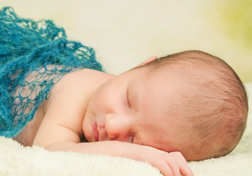 宝宝头发竖着长是怎么回事 别以为只是小问题很可能是缺什么