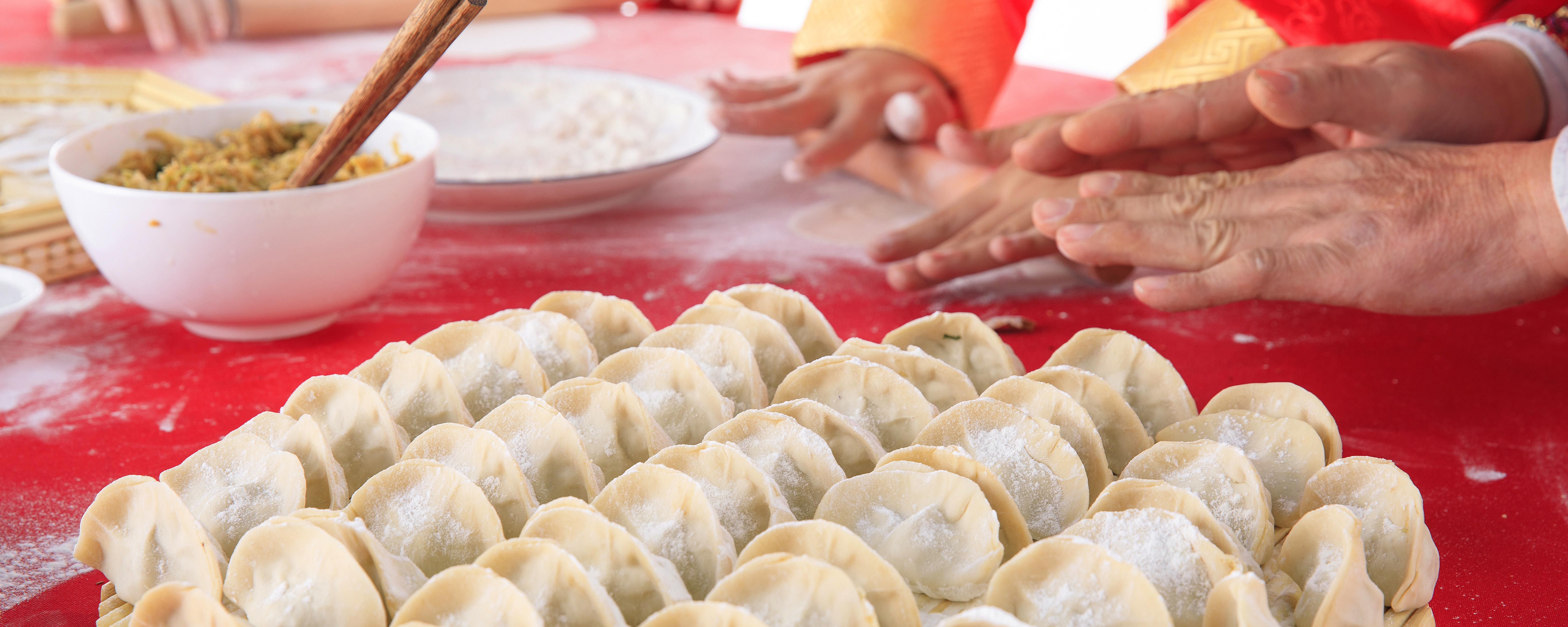 严重冻成一坨的饺子怎么吃 冰箱冻的水饺怎么煮才不破