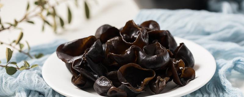 木耳有刺鼻的酸味是怎么回事 木耳泡完倒掉水后放了一天还能吃吗