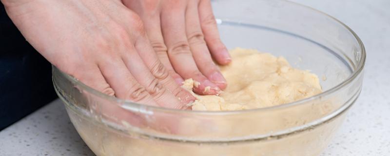 做面包的面粉蛋白多少比较好 做面包是先揉出膜还是先发酵