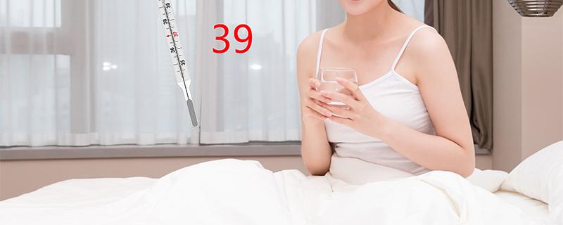 睡前喝水眼睛肿吗 睡前喝水为什么眼睛会肿