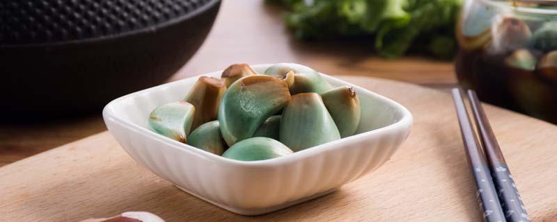 腊八蒜可以用来炒菜吗 腊八蒜不能和什么一起吃