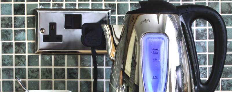 电热水壶玻璃的好还是不锈钢的好 电热水壶第一次使用怎么清洗