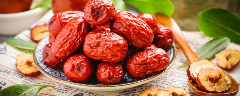 红枣吃的效果好还是泡水效果好 红枣为什么要炒黑再泡水喝