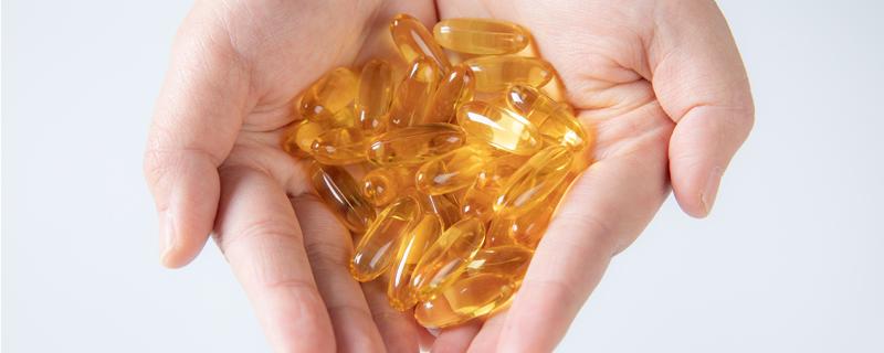 女人吃鱼油的好处与坏处 鱼油一天服用几粒